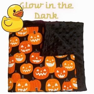 𝅺🧡🖤🎃adorable BRAND NEW-Handmade- Glow in the Dark- Blanket 👶